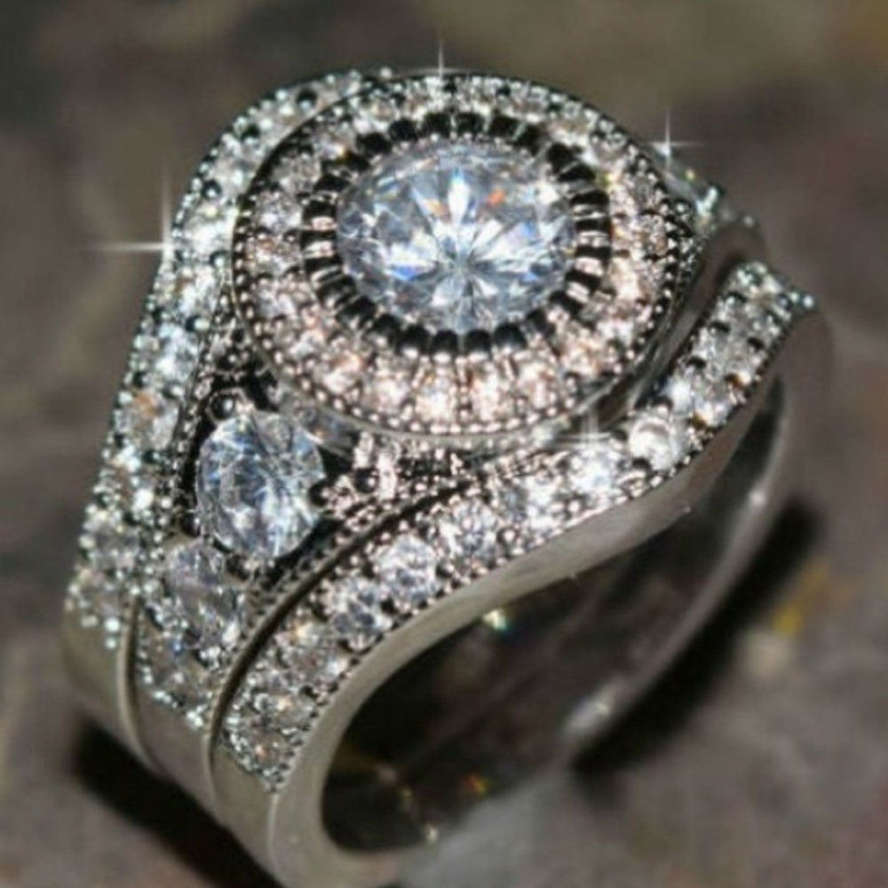 Gorgeous 3 ring set with CZs. Size 7.
